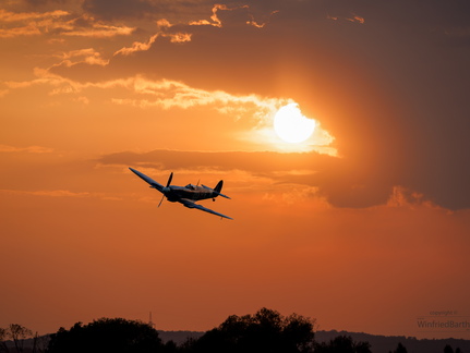 Spitfire Mk. IXb MH415, Foto entstand (leider) aus zwei Bilder in Gelnhausen beim schönen Sonnenuntergang